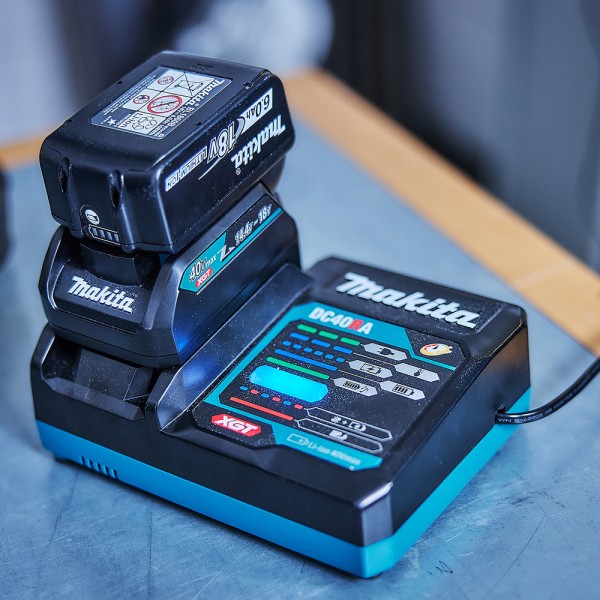 18V Ultra-Schnellladegerät DC40RA + ADP10